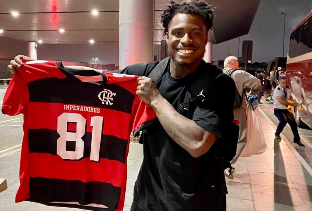 Safety dos eagles, da nfl, com camisa do Flamengo Imperadores, time de futebol americano do Flamengo