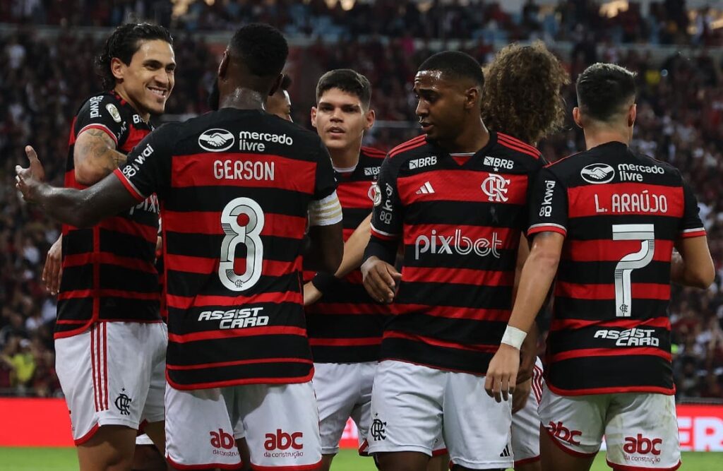 Jogadores do Flamengo em jogo no Maracanã; comentaristas apontaram melhor elenco do Brasil