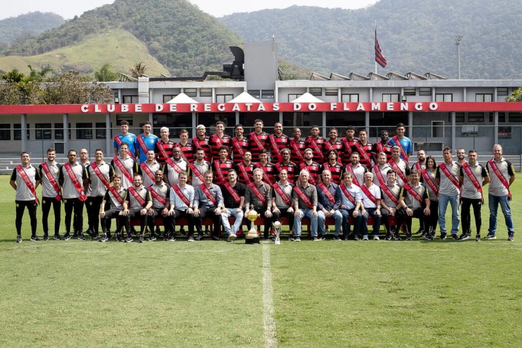 Flamengo Sub-20 posando para foto oficial com as taças da Libertadores e do mundial