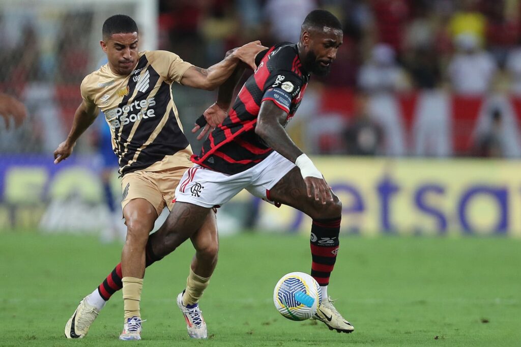 Gerson em campo em Flamengo x Athletico-PR; veja últimas notícias do Flamengo