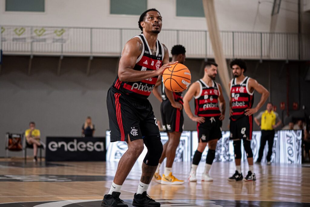 Shaq Johnson em quadra pelo Flamengo contra o Fuenlabrada