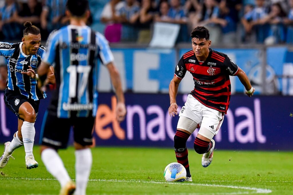 Alcaraz carrega a bola e é perseguido por jogador do Grêmio; Gabigol, Tite e as últimas notícias do Flamengo