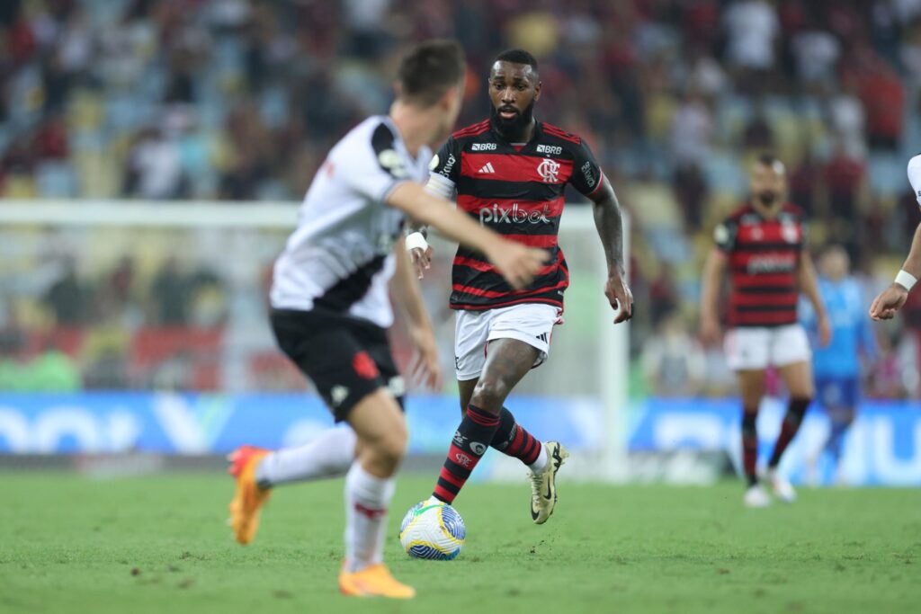 Gerson em campo em Flamengo x Vasco