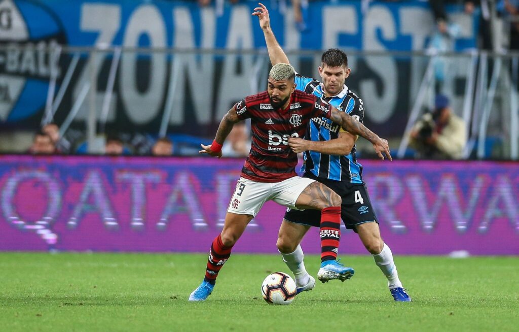 PORTO ALEGRE, BRASIL - 02 DE OUTUBRO: Walter Kannemann, do Grêmio, disputa a bola contra Gabriel Barbosa, do Flamengo, durante a partida de ida da semifinal entre Grêmio e Flamengo, como parte da Copa Libertadores 2019, na Arena do Grêmio, em 02 de outubro de 2019 em Porto Alegre, Brasil.