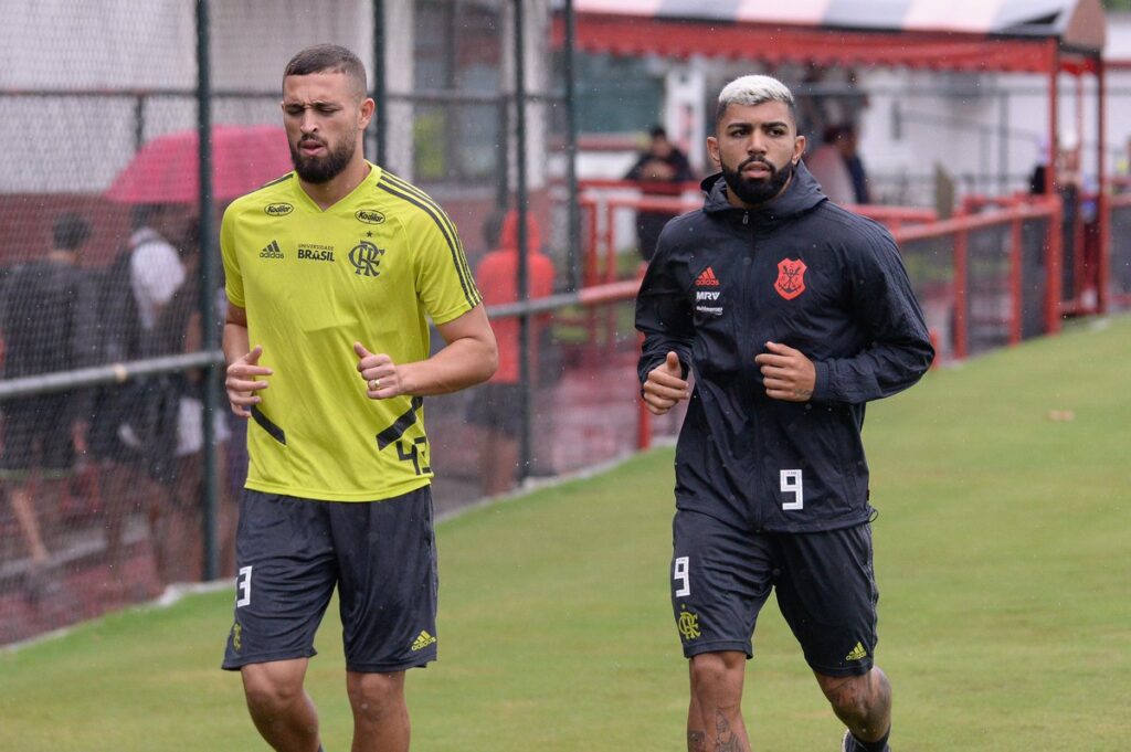 Léo Duarte e Gabigol juntos em jogo treino do Flamengo