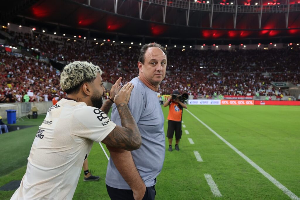 Gabigol dá tapinha nas costas de Rogério Ceni antes de duelo entre Flamengo e Bahia, no Maracanã, pelo Brasileirão 2024