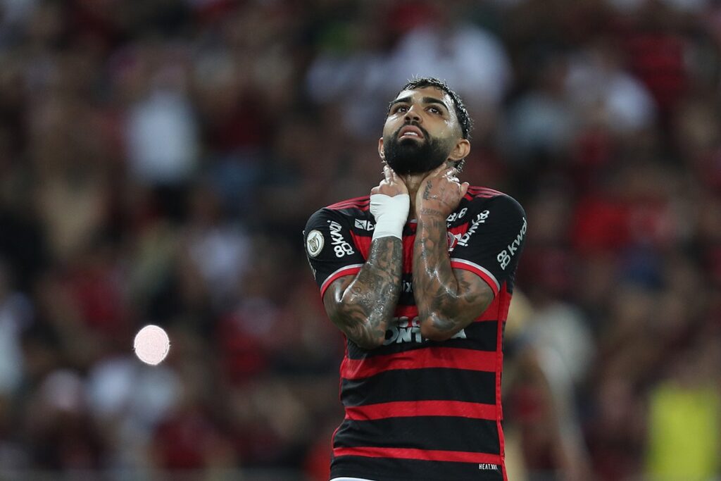 Gabigol com mãos no pescoço e olhando para o céu se lamentando após chance perdida em Flamengo x Athletico-PR pelo Brasileirão 2024