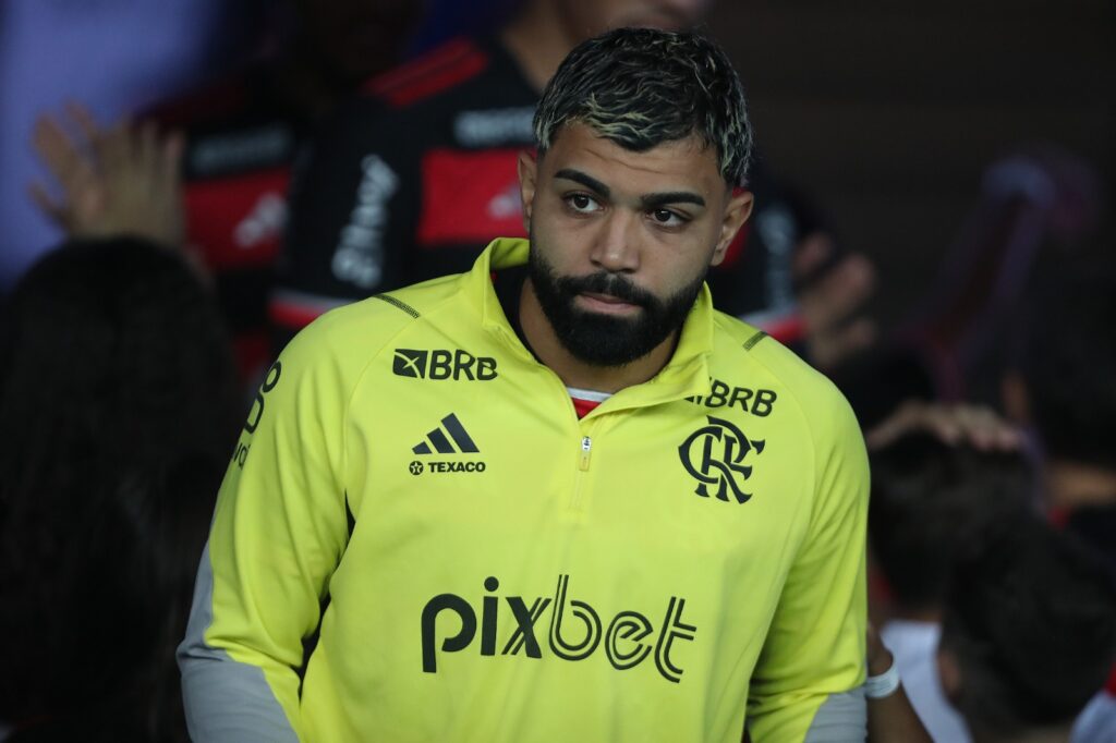 Gabigol entra no campo do Maracanã para jogo do Flamengo; atacante será titular contra o Athletico-PR