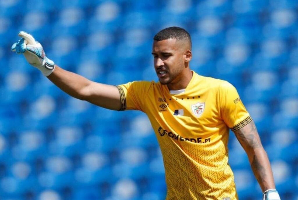 Gabriel Batista em campo pelo Santa Clara;