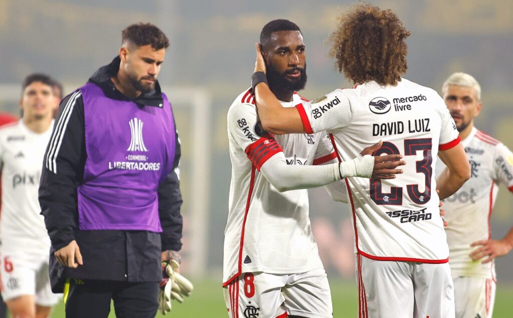 MONTEVIDÉU, URUGUAI - 26 DE SETEMBRO: Gerson do Flamengo e seu companheiro de equipe David Luiz reagem após a derrota do time na partida de volta das quartas de final da Copa CONMEBOL Libertadores 2024 entre Peñarol e Flamengo no Estádio Campeon Del Siglo em 26 de setembro de 2024 em Montevidéu, Uruguai.