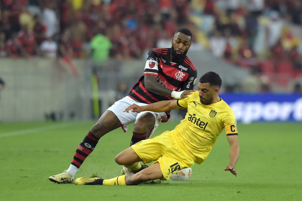 Gerson em campo no Maracanã em Flamengo x Peñarol pela Libertadores