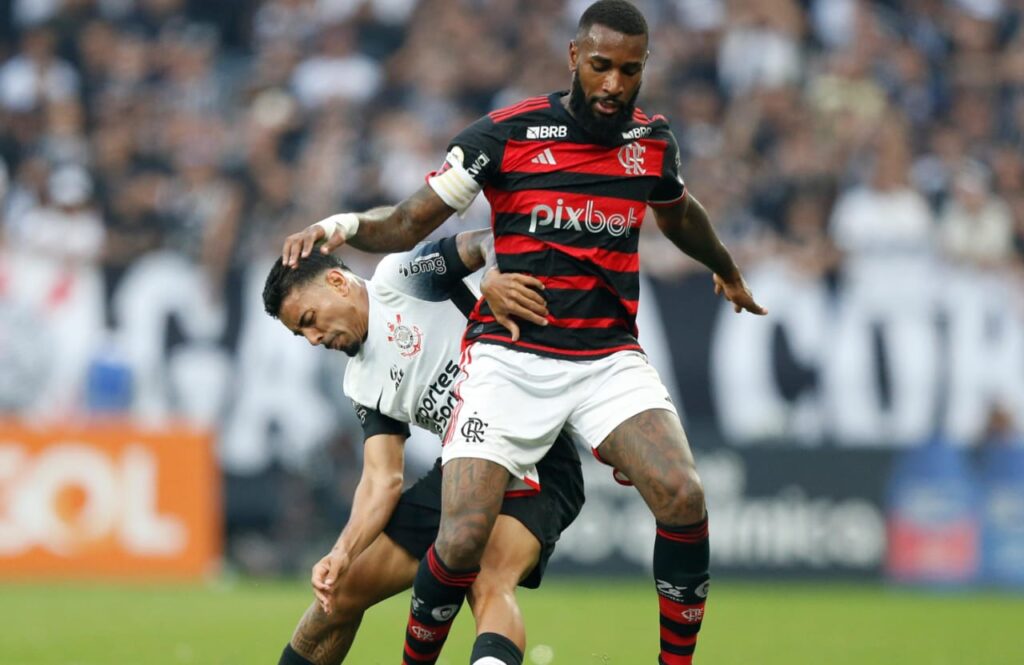 Gerson disputando bola com Matheus Bidu em Corinthians x Flamengo; times se enfrentam na Copa do Brasil