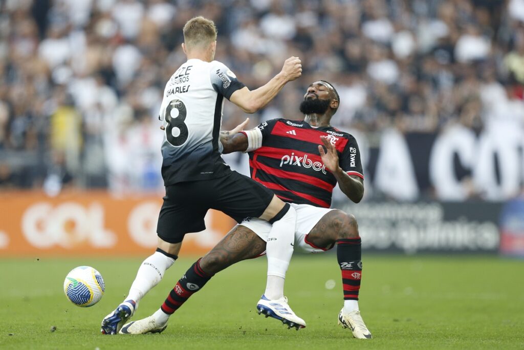 Gerson cai após ser golpeado por Charles em Corinthians 2x1 Flamengo pelo Brasileirão 2024