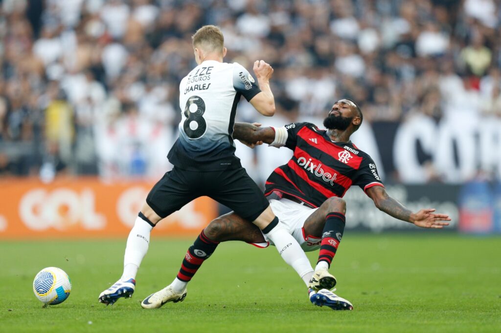 Gerson cai em disputa com Charles no Corinthians x Flamengo, pela 25ª rodada do Brasileirão