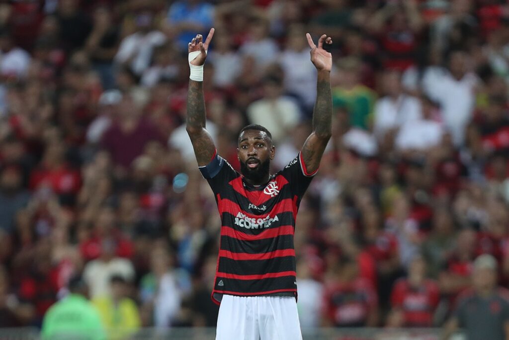 Gerson aponta para o alto sinalizando estar livre para receber passe durante Flamengo x Athletico-PR pelo Brasileirão 2024