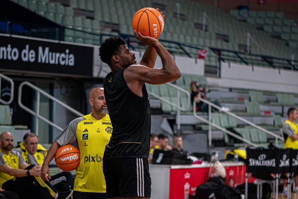 Gui Deodato arma arremesso durante treinos do FlaBasquete na pré-temporada na Espanha