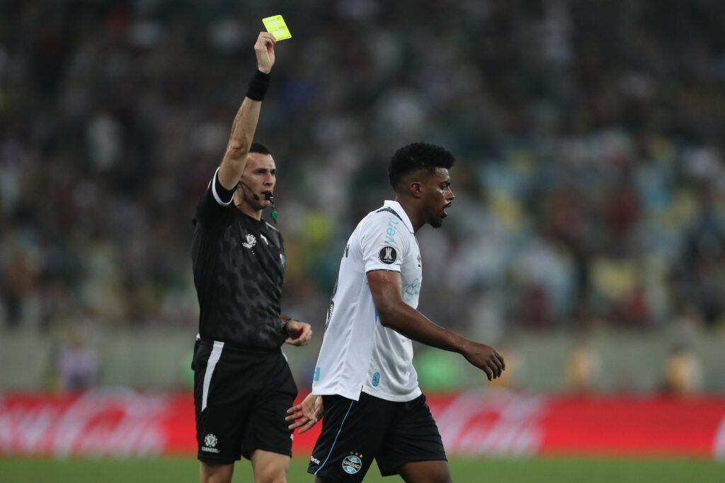 Jemerson recebe cartão amarelo em jogo do Grêmio; zagueiro é desfalque contra o Flamengo