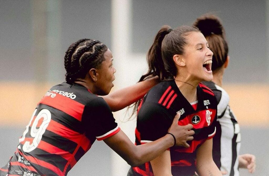 Jogadora do Flamengo comemora gol sobre o Botafogo