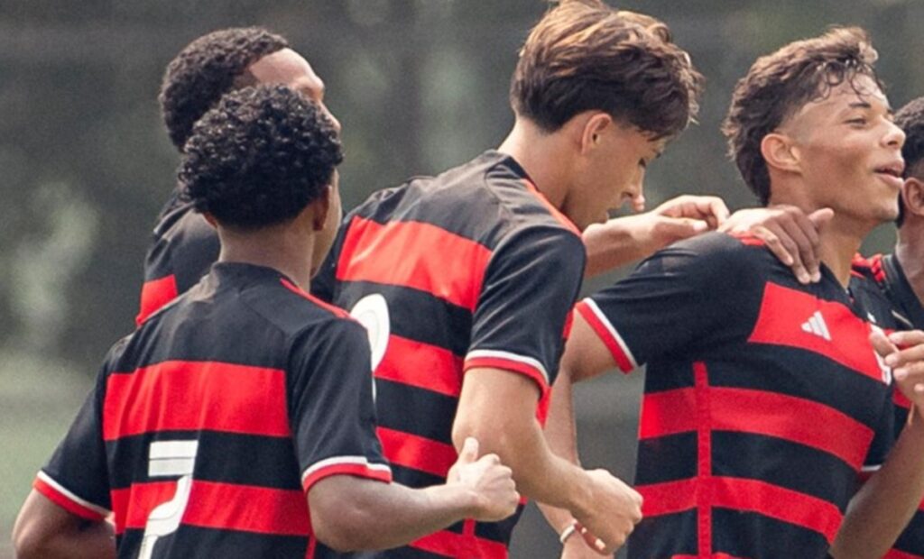 Jogadores do Flamengo comemoram gol no Guilherme Embry Sub-16