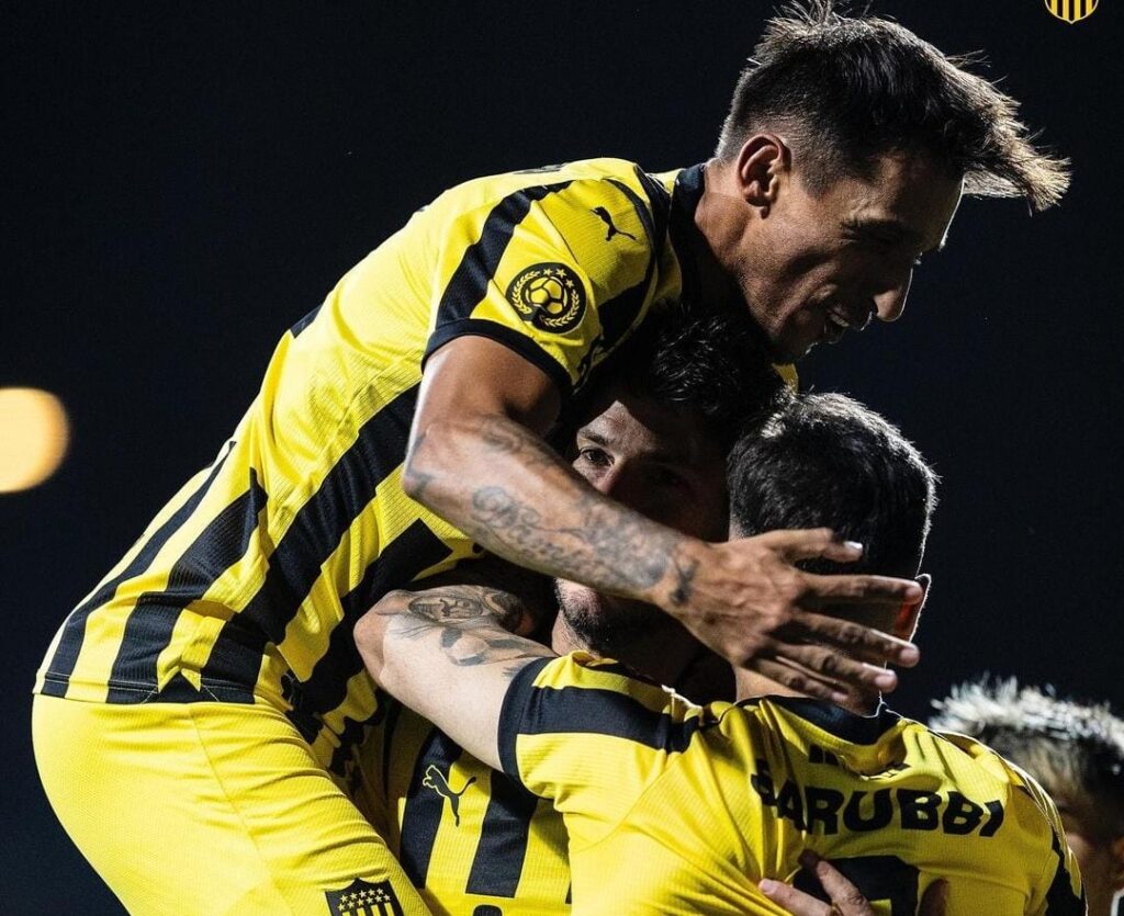 Jogadores do Peñarol comemoram goleada no Uruguaio antes de enfrentar Flamengo