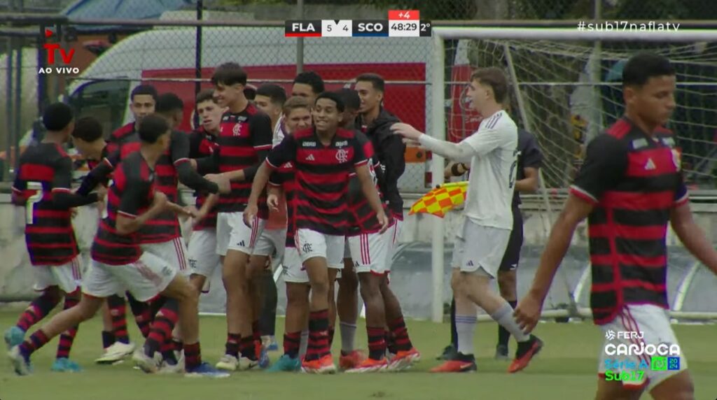 Joshua e os demais companheiros comemorando o gol do Flamengo pelo Carioca Sub-17.