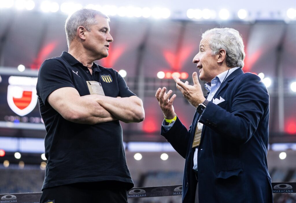 Diego Aguirre e Juan Pablo Damiani na beira do campo do Maracanã entres de Flamengo x Peñarol