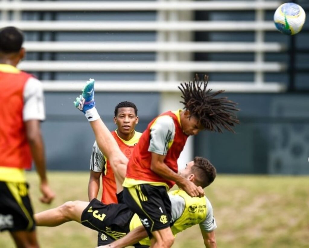 Léo Ortiz marca golaço de bicicleta em treino do Flamengo