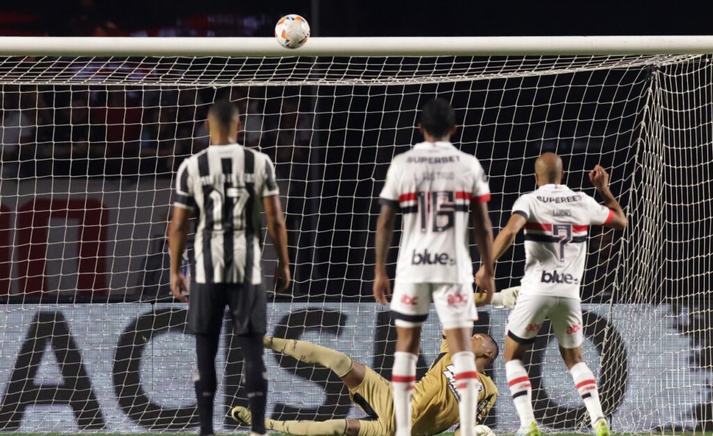 SÃO PAULO, BRASIL - 25 DE SETEMBRO: Lucas Moura, do São Paulo, perde um pênalti durante a partida de volta das quartas de final da Copa Libertadores 2024 entre São Paulo e Botafogo no MorumBIS em 25 de setembro de 2024 em São Paulo, Brasil.