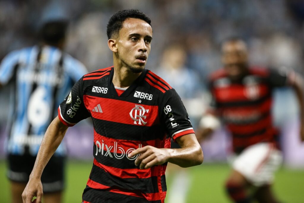 Matheus Gonçalves corre para comemorar gol contra o Grêmio, o seu primeiro como profissional pelo Flamengo após 575 dias