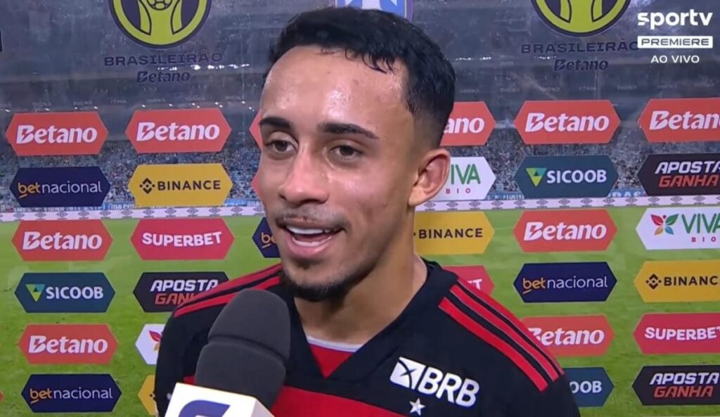 Matheus Gonçalves sorridente em entrevista após marcar gol contra o Grêmio pelo Brasileirão 2024