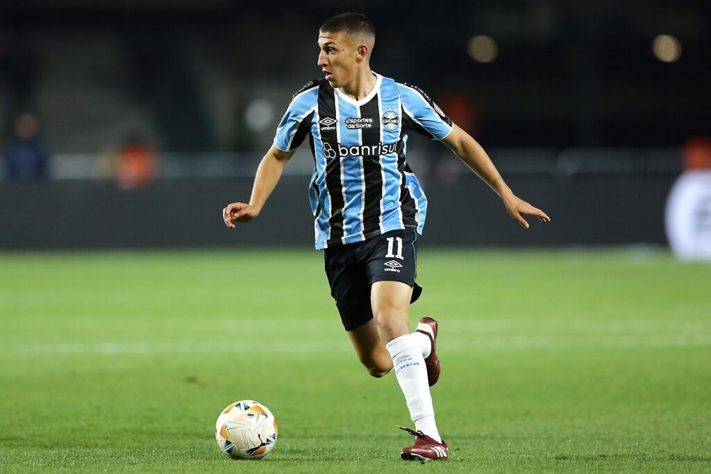 Monsalve, do Grêmio, controla a bola durante a partida de ida das oitavas de final da Copa CONMEBOL Libertadores entre Grêmio e Fluminense, no Estádio Couto Pereira