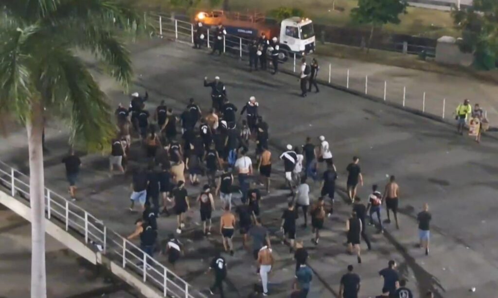 Organizada do Vasco escoltada pela polícia na rampa do metrô do Maracanã