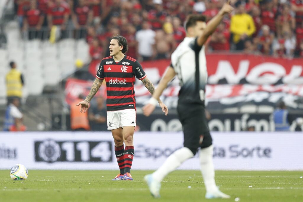 Romero celebra e Pedro, ao fundo, reclama de gol sofrido em Corinthians 2x1 Flamengo no Brasileirão 2024