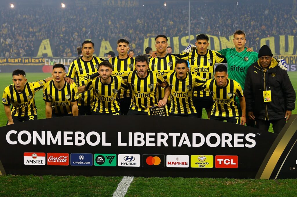 Time do Peñarol, adversário do Flamengo na Libertadores, perfilado antes de jogo no Campeón del Siglo