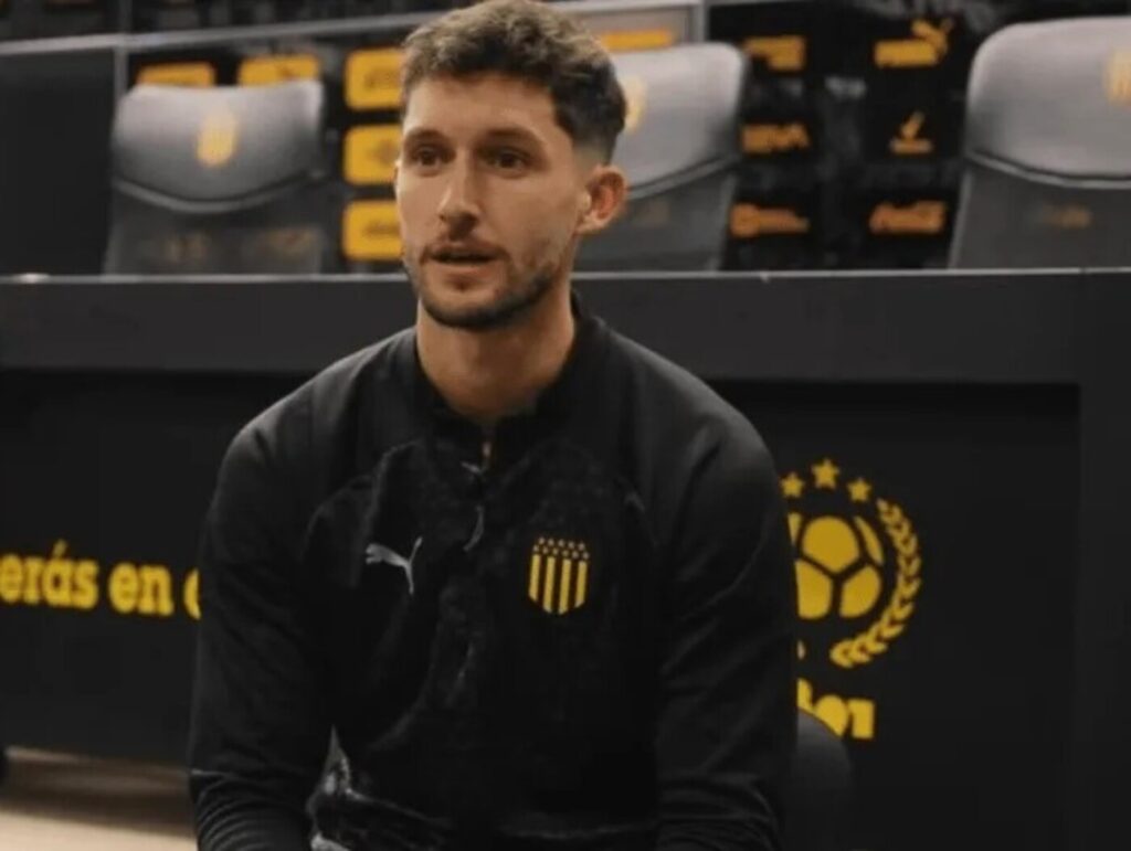 Rodrigo Pérez em entrevista no CT do Peñarol; volante falou sobre jogo contra o Flamengo na Libertadores