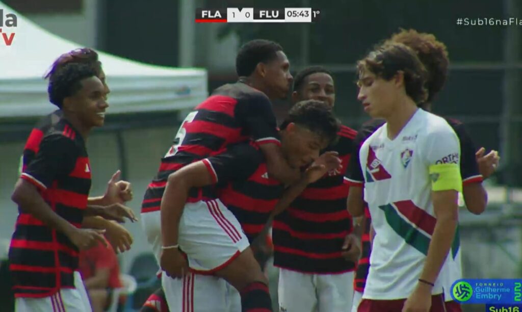 Sub-16 do Flamengo comemora gol de Ryan Pablo contra o Fluminense