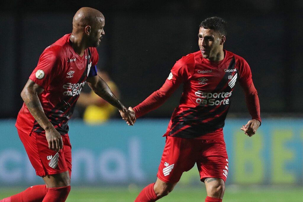 Thiago Heleno e Gabriel se cumprimentam em jogo do Athletico-PR; volante será desfalque contra o Flamengo