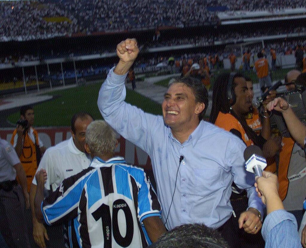 Tite comemora título da Copa do Brasil de 2001 com o Grêmio sobre o Corinthians