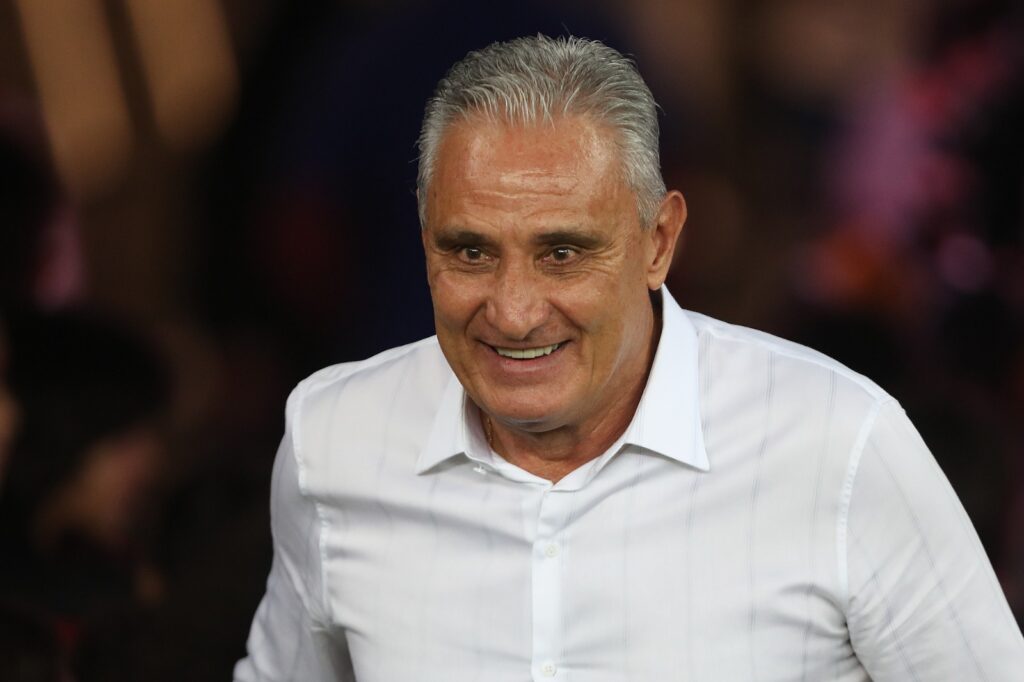 Tite, técnico do Flamengo, entra em campo antes da partida entre Flamengo e Bahia, pelas quartas de final da Copa do Brasil 2024, no Estádio do Maracanã, em 12 de setembro de 2024