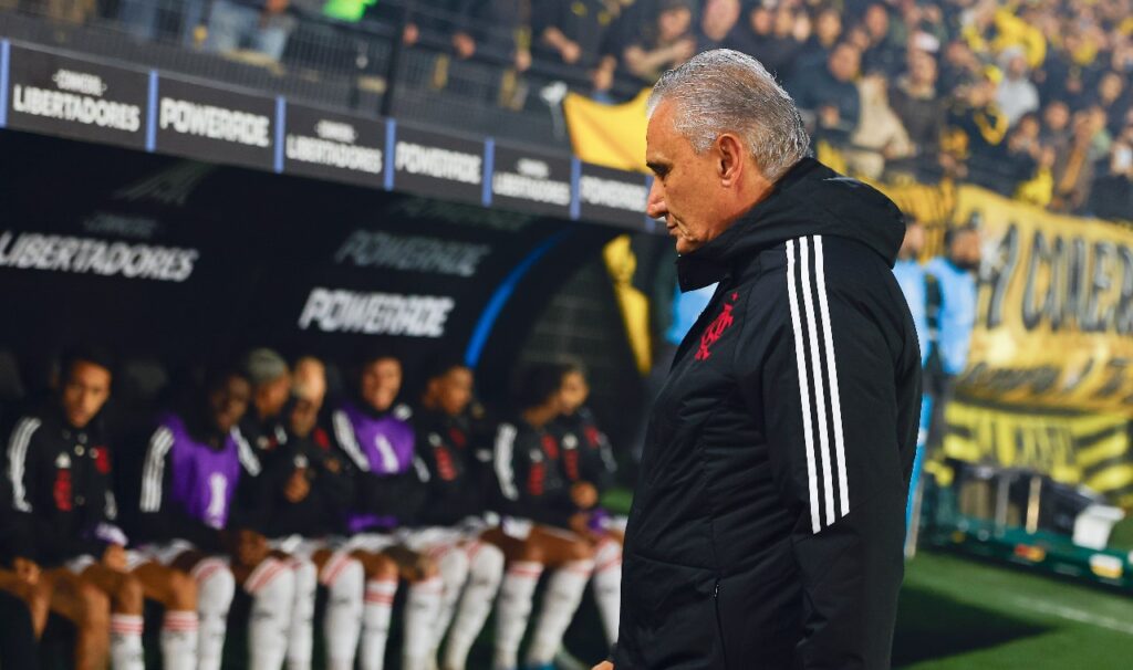 MONTEVIDÉU, URUGUAI - 26 DE SETEMBRO: Tite, técnico do Fluminense, olha para a partida de volta das quartas de final da Copa CONMEBOL Libertadores 2024 entre Peñarol e Flamengo no Estádio Campeon Del Siglo em 26 de setembro de 2024 em Montevidéu, Uruguai