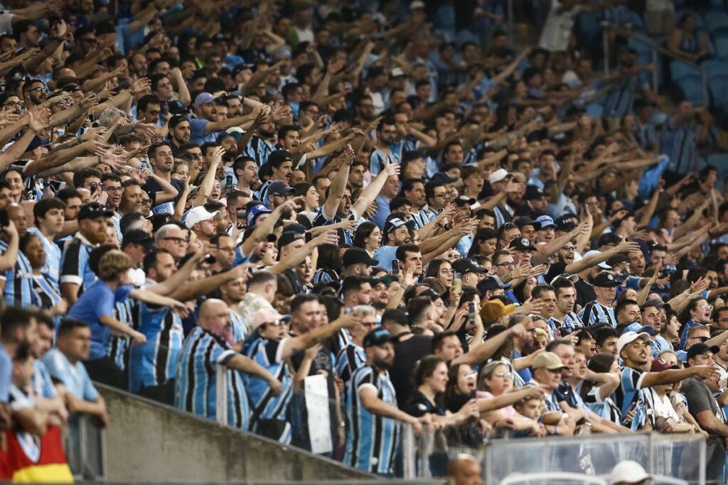 Torcida do Grêmio cantando na Arena do Grêmio durante vitória por 3 a 2 sobre o Flamengo no Brasileirão 2024