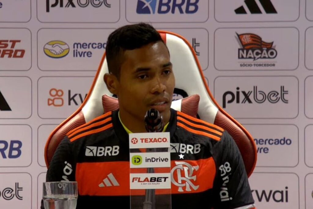 Alex Sandro com Manto do Flamengo durante sua coletiva de apresentação no Flamengo