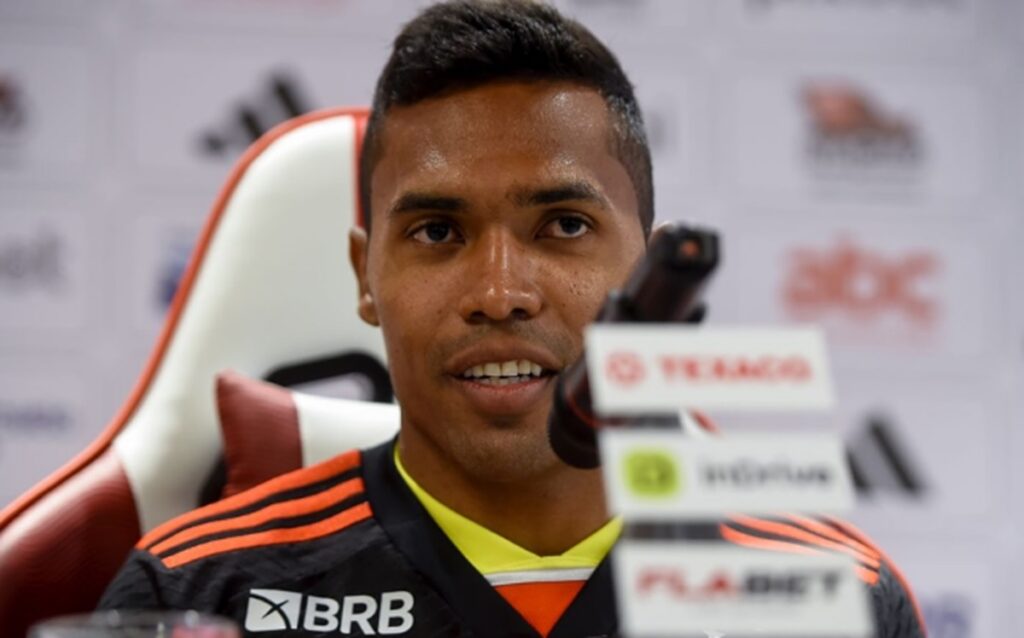 alex sandro é apresentado pelo flamengo