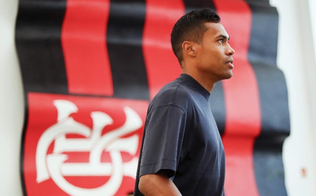 Flamengo desbancou outro grande rival para contratar Alex Sandro