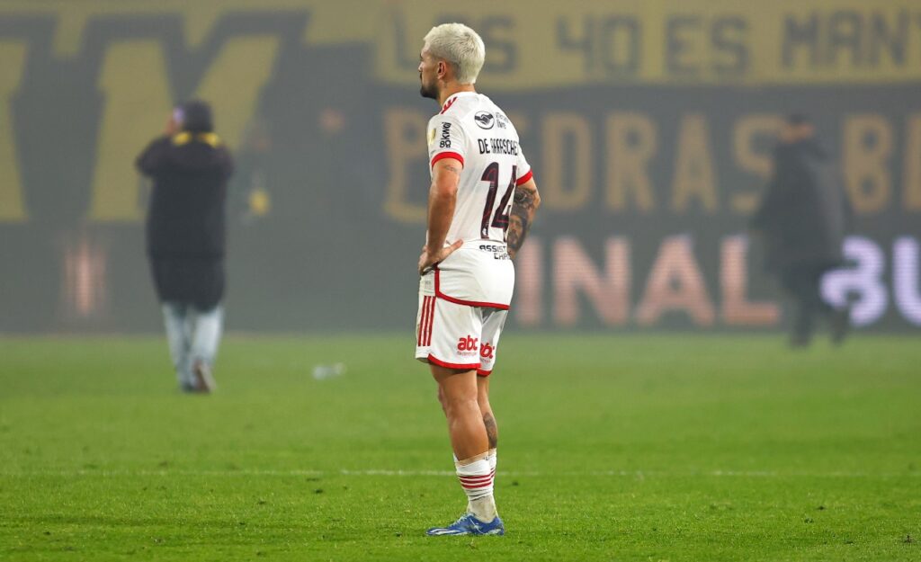 MONTEVIDÉU, URUGUAI - 26 DE SETEMBRO: Giorgian de Arrascaeta, do Flamengo, reage após a derrota do time na partida de volta das quartas de final da Copa CONMEBOL Libertadores 2024 entre Peñarol e Flamengo no Estádio Campeon Del Siglo em 26 de setembro de 2024 em Montevidéu, Uruguai.