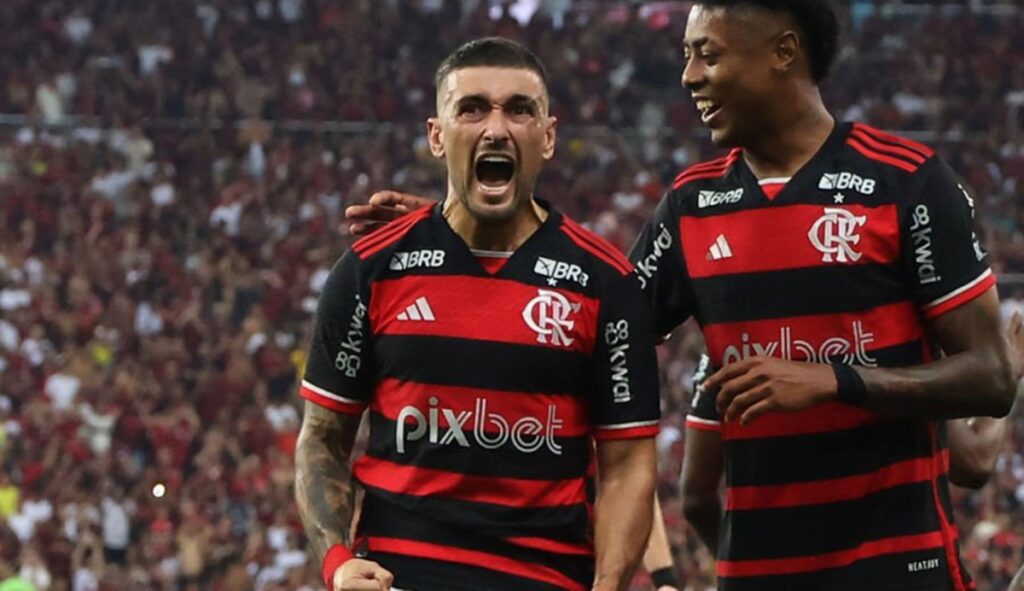 arrascaeta vibra com bruno henrique em gol do flamengo