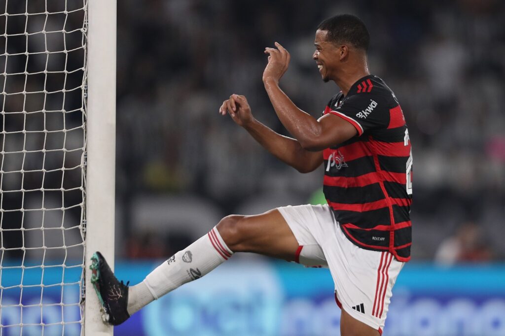 Carlinhos, do Flamengo, reage após perder gol na partida entre Botafogo e Flamengo pelo Brasileirão 2024