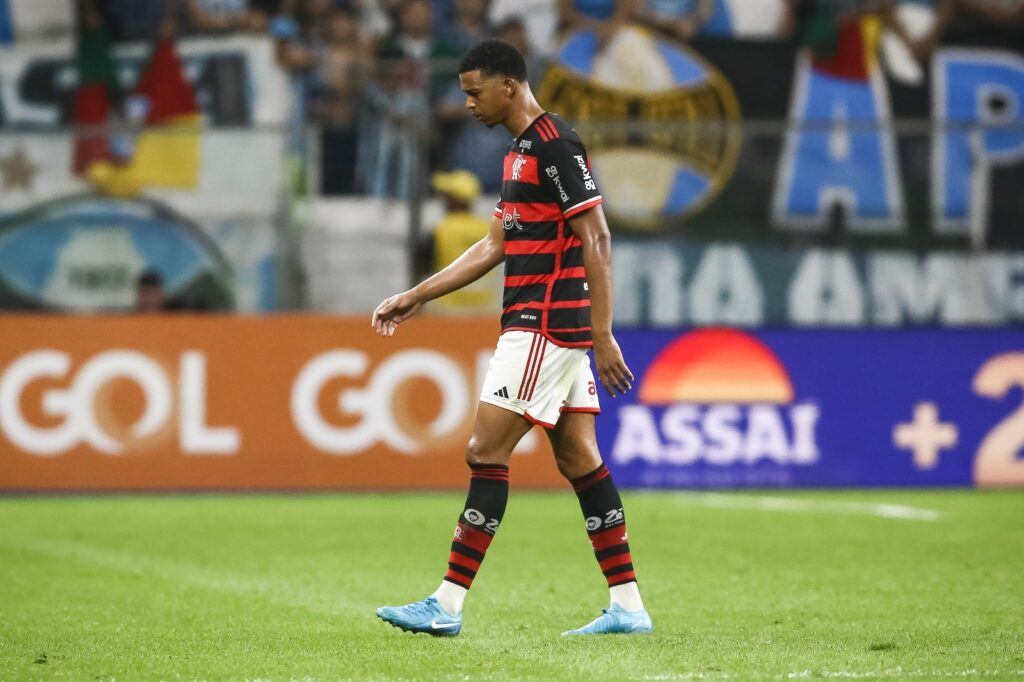 Carlinhos, do Flamengo, reage após receber cartão vermelho durante partida entre Grêmio e Flamengo pelo Brasileirão 2024, na Arena do Grêmio, em 22 de setembro de 2024