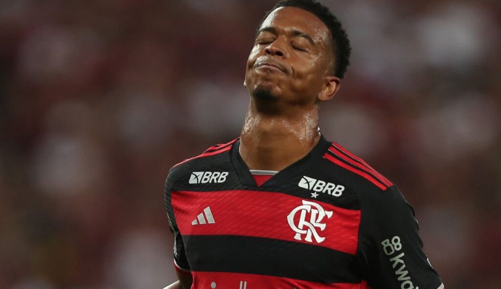 Carlinhos pode ser desfalque no Flamengo para 28ª rodada