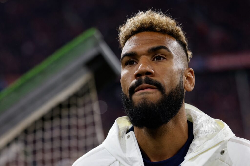 O atacante camaronês Choupo-Moting, olha antes da partida de volta das quartas de final da Liga dos Campeões da UEFA entre o FC Bayern de Munique e o Arsenal FC em Munique, em 17 de abril de 2024. Choupo-Moting pode ser uma boa opção para o Flamengo